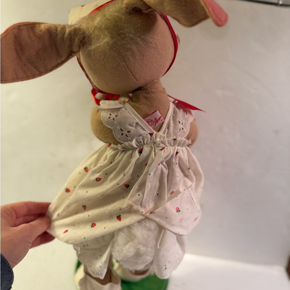 Cute Vintage Strawberry Anna-lee bunny Doll with Floral Bouquet 1990 - Picture 3 of 5